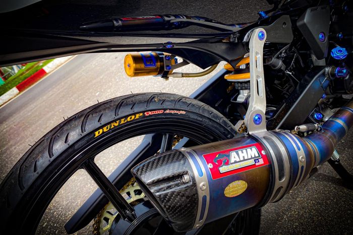 Suspensi belakang pakai shock Ohlins dan mesinnya diberi knalpot AHM