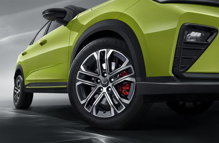 Wuling Xing Chi tampil sporty dengan pelek two-tone, kaliper rem merah, dan warna two-tone hitam hijau.