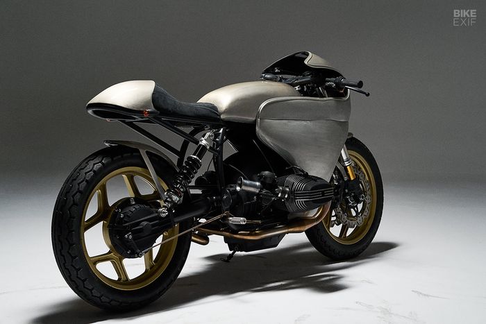 Sektor kaki-kaki mendapatkan garpu depan Suzuki GSX-R1000 dan shock YSS