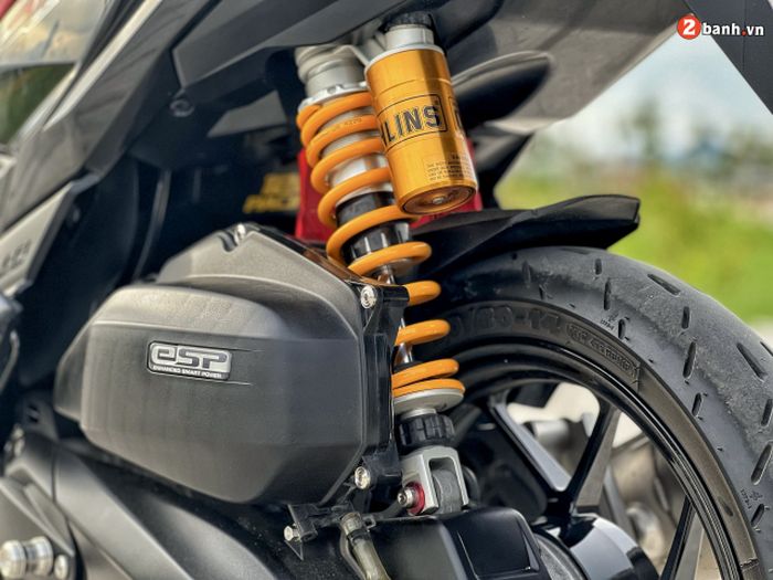 Suspensi belakang pakai shock Ohlins