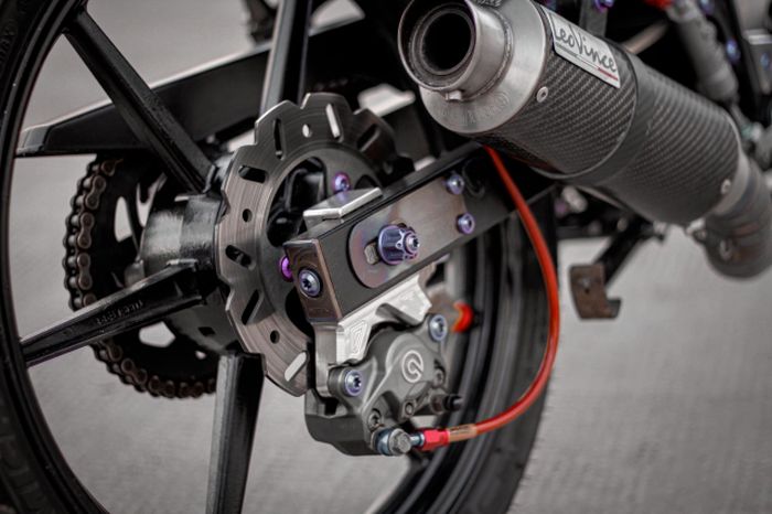 Rem belakang juga mendapatkan upgrade dan mesin mendapatkan knalpot LeoVince karbon