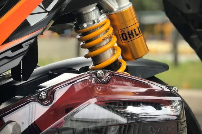 Suspensi belakang pakai shock Ohlins