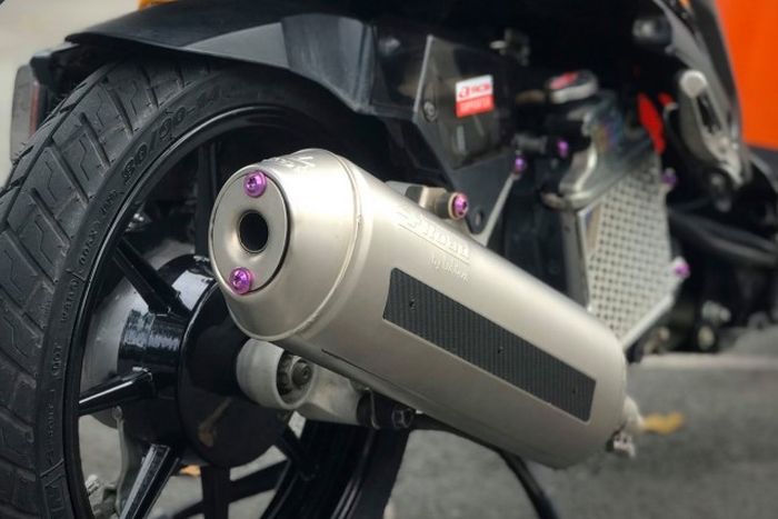 Sektor mesin diberi muffler LeoVince 4Road