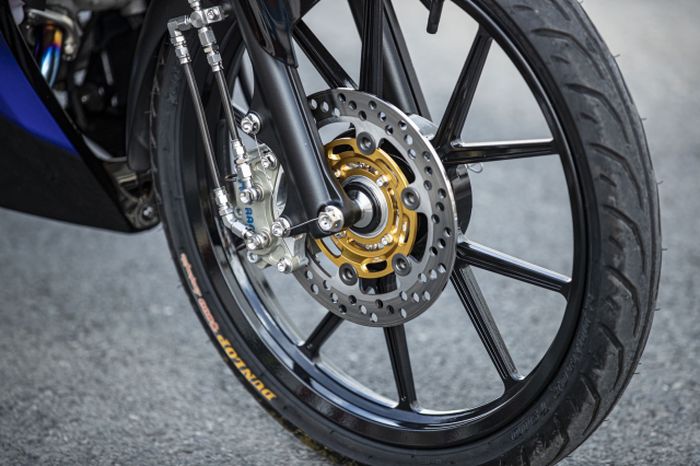 Kaki-kaki diberi pelek Daytona dan pengereman berkaliper AP Racing