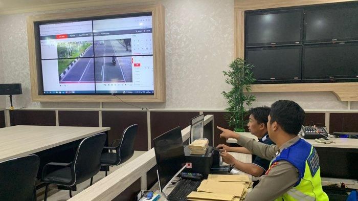 Tilang Elektronik Kalteng, Ditlantas Polda Kalteng lakukan pengecekan Sistem Electronic Traffic Law Enforcement. Sebanyak 100 orang pengendara di Palangkaraya terjaring melakukan pelanggaran yang terpantau lewat alat tilang elektronik.