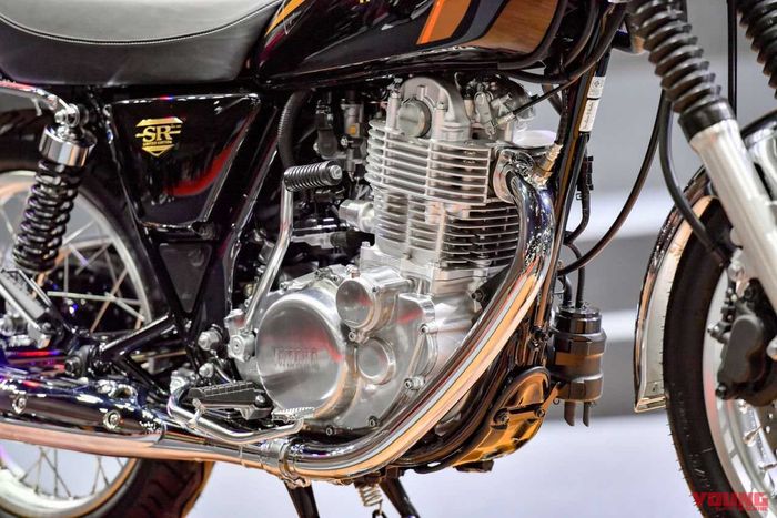 Yamaha SR400 menggunakan mesin 399 cc injeksi dengan 5 percepatan
