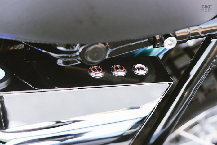 Box kelistrikan di bawah jok yang menjadi tempat saklar-saklar