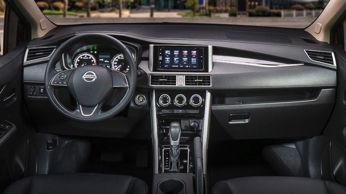 Interior Nissan Livina versi Filipina memiliki setir di sisi kiri dan head unit lebih kecil.