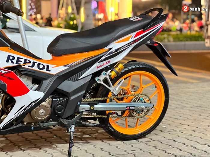 Suspensi belakang pakai shock Ohlins dan swingarm diganti dengan produk aftermarket