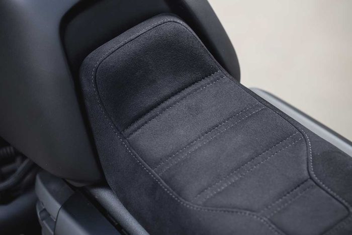 Jok kustom berbalut Alcantara