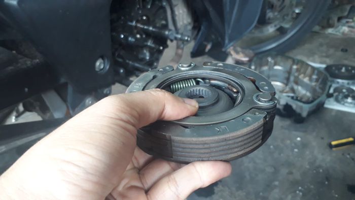 Kampas ganda di motor bebek seperti Honda Revo bisa cepat habis saat malas oper gigi