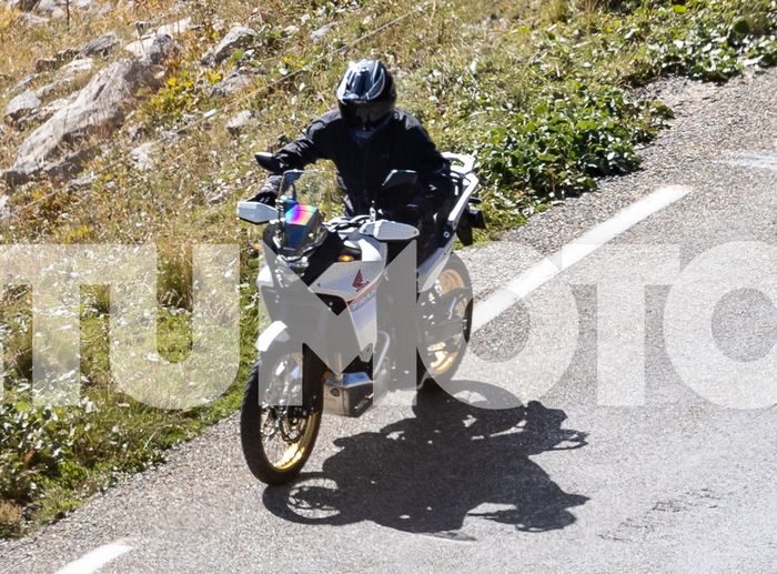 Tampak depan Honda Transalp 750 bocor tanpa samaran