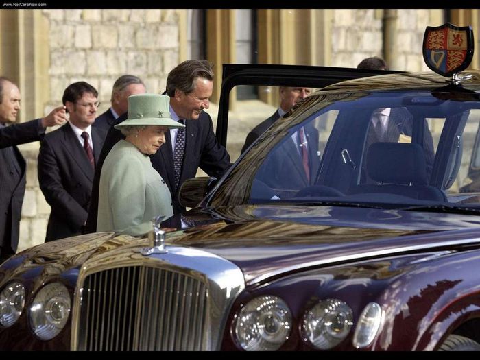 Ratu Elizabeth II ketika naik ke mobil dinasnya, Bentley State Limousine.