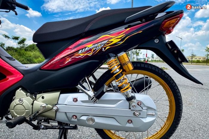 Suspensi belakang pakai shock Ohlins