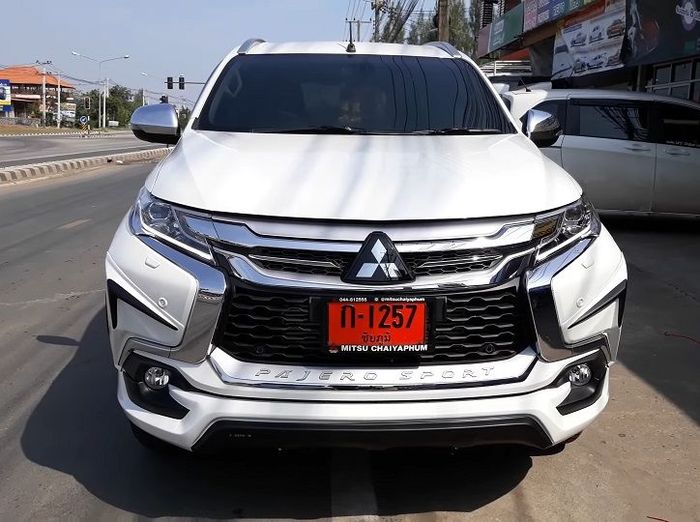 Tampilan depan modifikasi Mitsubishi Pajero Sport dipasang body kit simpel