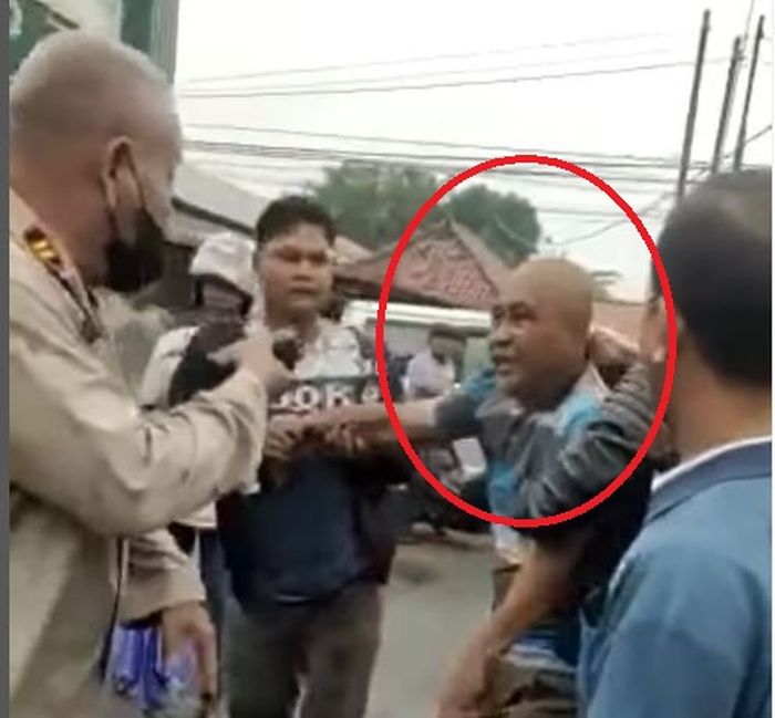 Dalam lingkaran merah sosok WO, pria plontos yang coba bakar SPBU Gunungjati, Cirebon, Jawa Barat dengan lempar korek api ke arah tangki Honda Vario yang tengah isi Pertalite