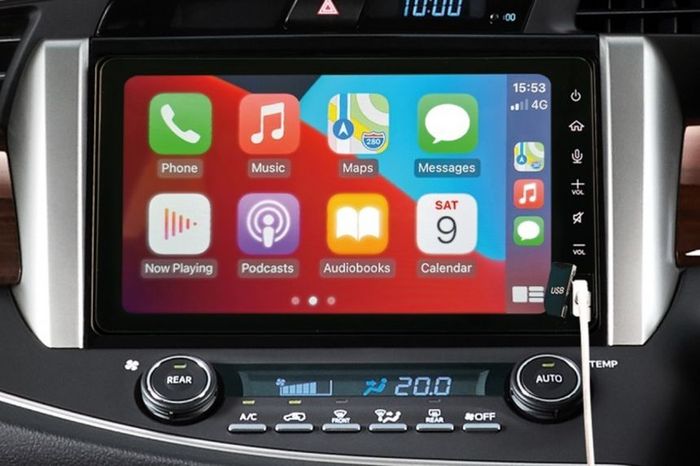 Layar infotainment Innova-X berukuran 9 inci dengan fitur Apple Car Play dan Andriod Auto nirkabel