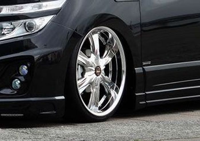 Modifikasi Nissan Elgrand ditopang pelek Julia Dragon Clow ukuran 20x9 inci