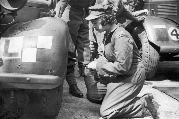 Ratu Elizabeth II ketika menjadi tentara sukarela Inggris telah belajar menjadi pengemudi dan mekanik
