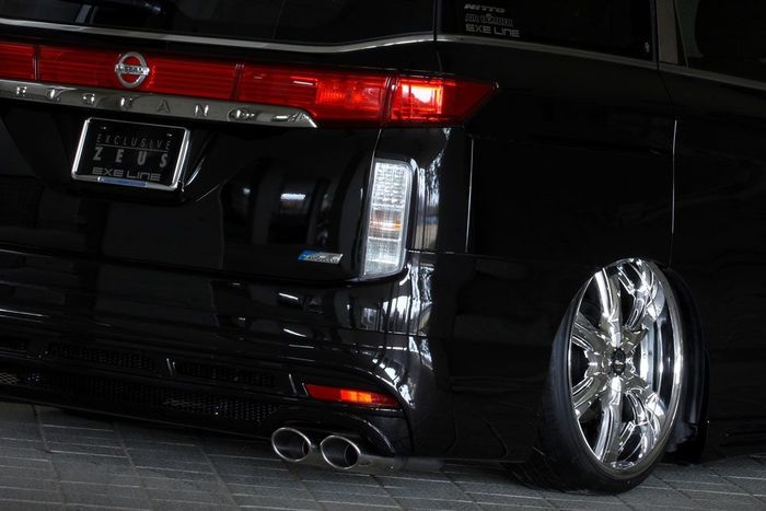 Tampilan belakang modifikasi Nissan Elgrand dipasangi body kit minimalis