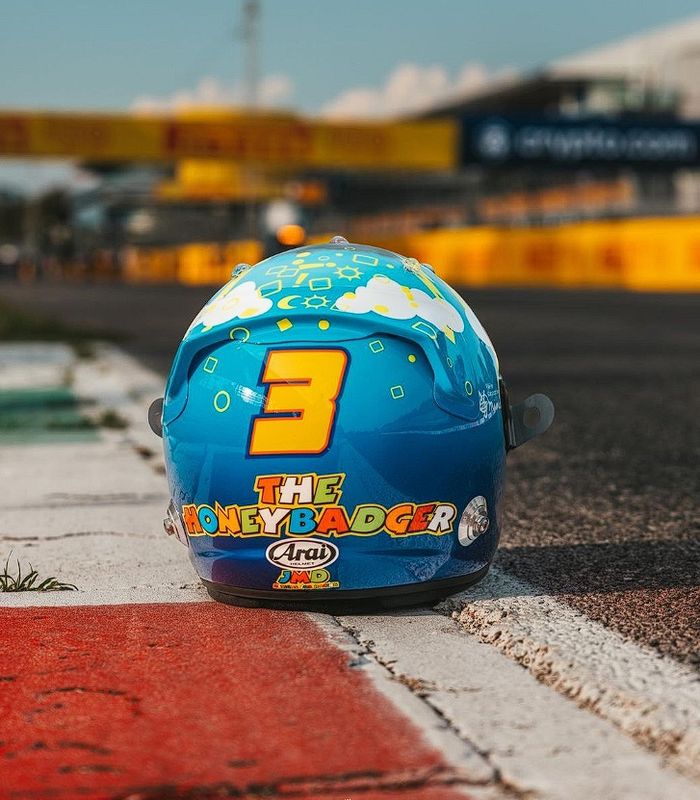 Helm spesial Daniel Ricciardo di F1 Italia 2022, dipersembahkan untuk Valentino Rossi