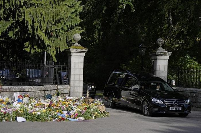 Mercedes-Benz Hearse yang menghantarkan jenazah Ratu Elizabeth II.