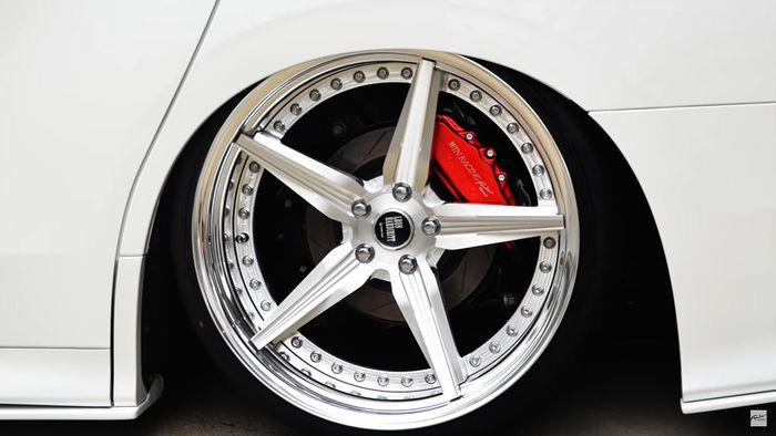 Modifikasi Toyota Alphard ditopang airsus dan pelek Forged 333 