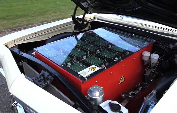 Modifikasi Chevrolet Impala menyimpan baterai 840 kWh di balik kap mesin