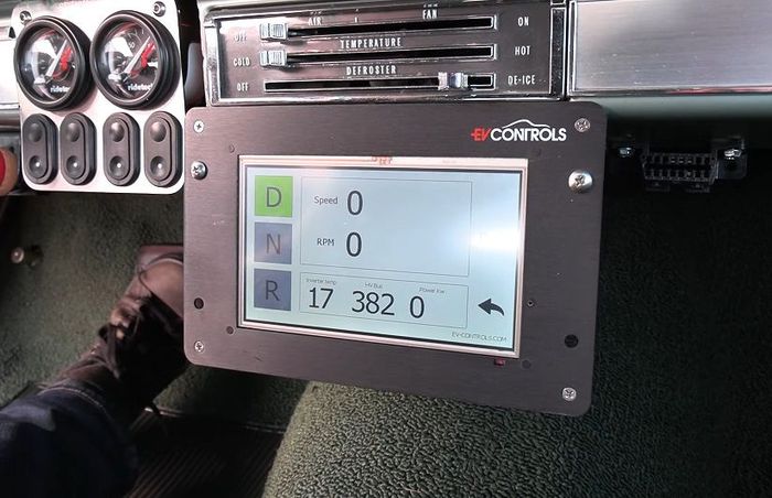 Panel instrumen custom di kabin modifikasi Chevrolet Impala bermesin listrik