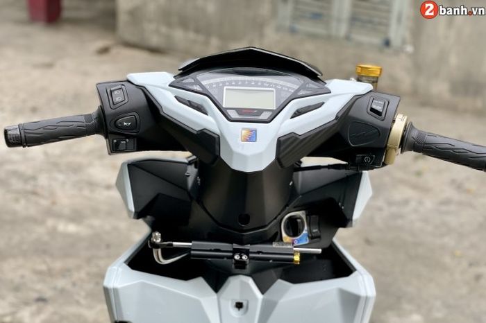 Di lehernya terpasang steering damper Ohlins