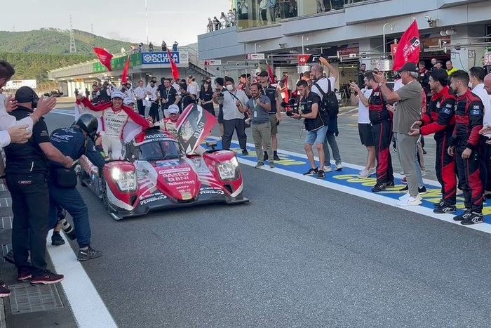 Sean Gelael (kiri), Dries Vanthoor (kanan) dan Robin Frijns (di dalam mobil) disambut kru WRT Team di pit lane setelah merebut kemenangan di 6 Hours of Fuji 2022.
