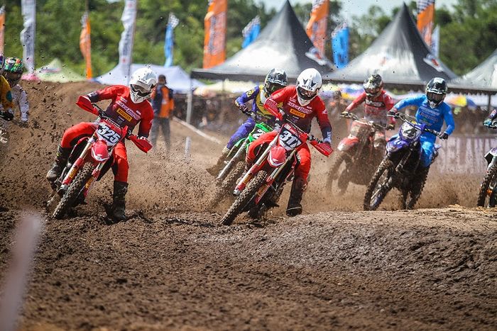  Aksi M. Delvintor Alvarizi (#325) dan Nuzul Ramzidan (#317)di kelas MX2 dalam gelaran Kejurnas Motocross IndoMX National Championship.