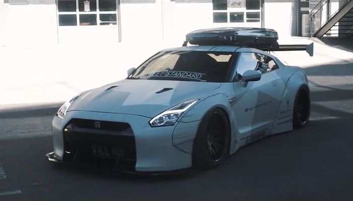 Modifikasi Nissan GT-R R35 gaya sporty touring pakai wide body Liberty Walk