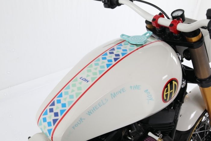 Tangki diganti model kustom yang bergaya klasik