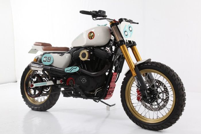 Garpu depan diganti dengan WP Suspension milik KTM