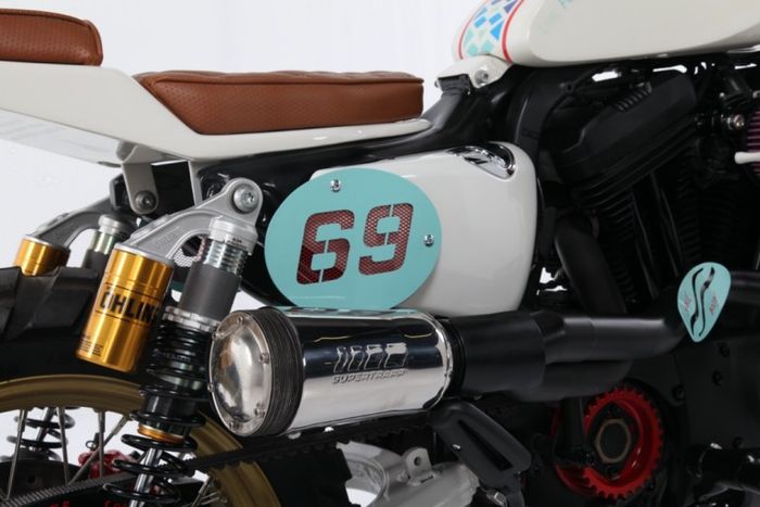 Sektor mesin mendapatkan beberapa ubahan seperti pemakaian muffler Supertrapp