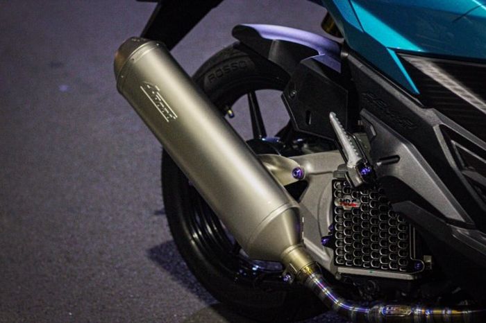 Sektor mesin diberi knalpot LeoVince 4Road