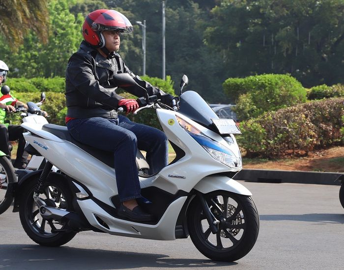 Komitmen besar AHM dalam elektrifikasi sepeda motor telah dibuktikan sejak tahun 2019 dengan memproduksi Honda PCX Electric di pabrik AHM di Sunter, Jakarta Utara.