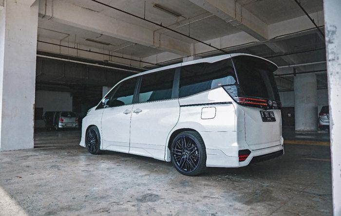 Tampilan sisi dan belakang Toyota Voxy pakai body kit GR TRD