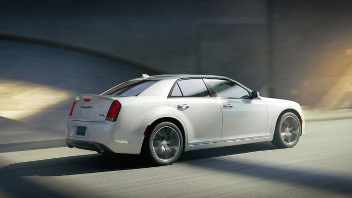 Selain mesin Hemi, Chrysler 300C juga dirilis terbatas sebanyak 2.200 unit saja.