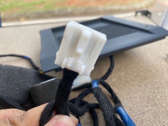 Soket wireless charger disambungkan ke soket di balik penutup karet