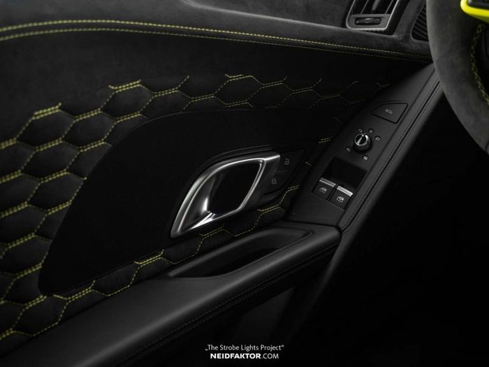 Detail doortim Audi R8 menggunakan material suede