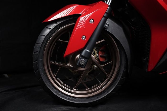 Bagian pelek mendapat kelir titanium OZ Racing