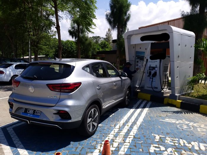Pengisian baterai mobil listrik MG ZS EV di SPKLU rest area