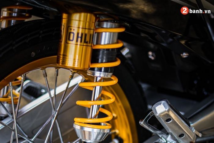 Suspensi belakang pakai shock Ohlins