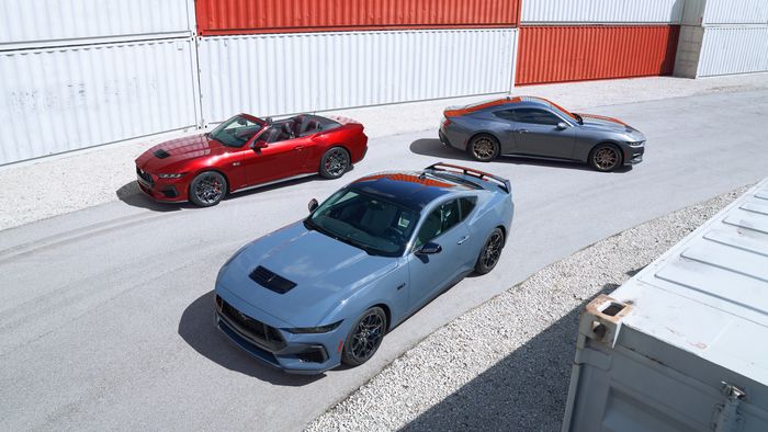 Keluarga Mustang generasi ketujuh terdiri dari coupe, convertible, GT.
