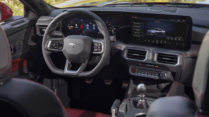Interior Ford Mustang generasi terbaru dibekali layar instrumen digital, head unit SYNC 4, dan sistem audio Bang &amp; Olufsen.