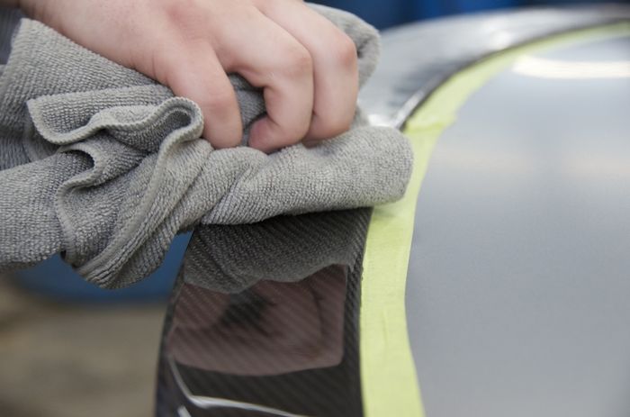 Jika terdapat kotoran sebaiknya langsung lap dengan microfiber