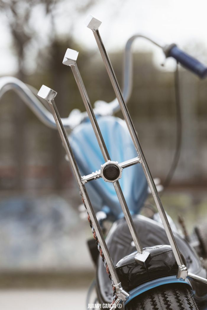 Stoplamp disematkan pada bagian sissy bar