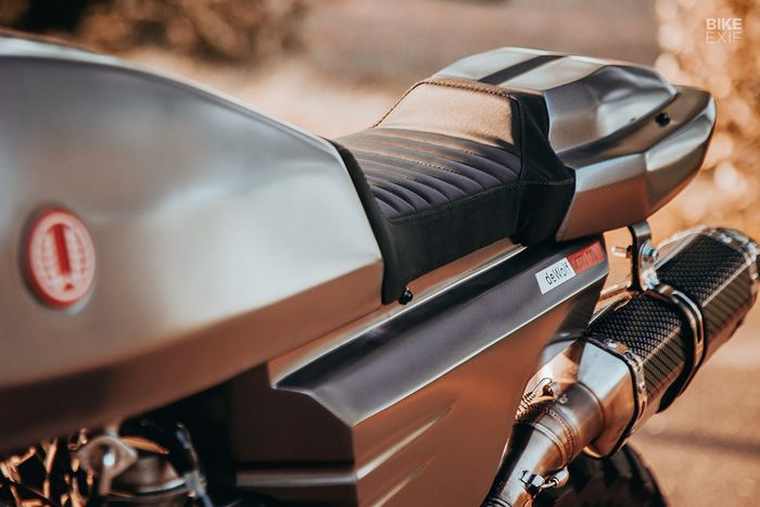 Subframe dirombak dan dipasangi buntut serta jok kustom